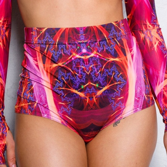 Vibrant crop top and shorts festival set - Picture 2 of 8